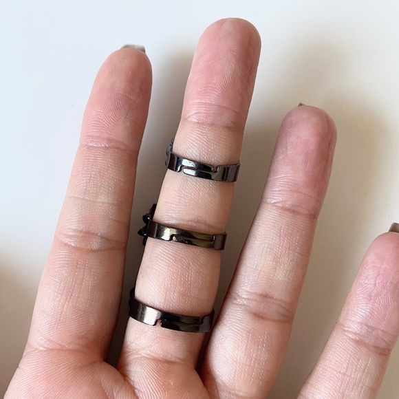 ✨2/$10 💍 Full Finger Black Articulated Ring - Picture 4 of 4